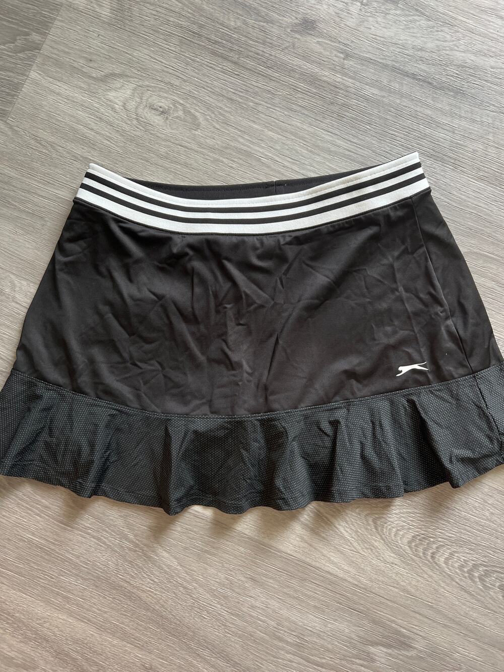 Slazenger size large black ruffled hem golf skort